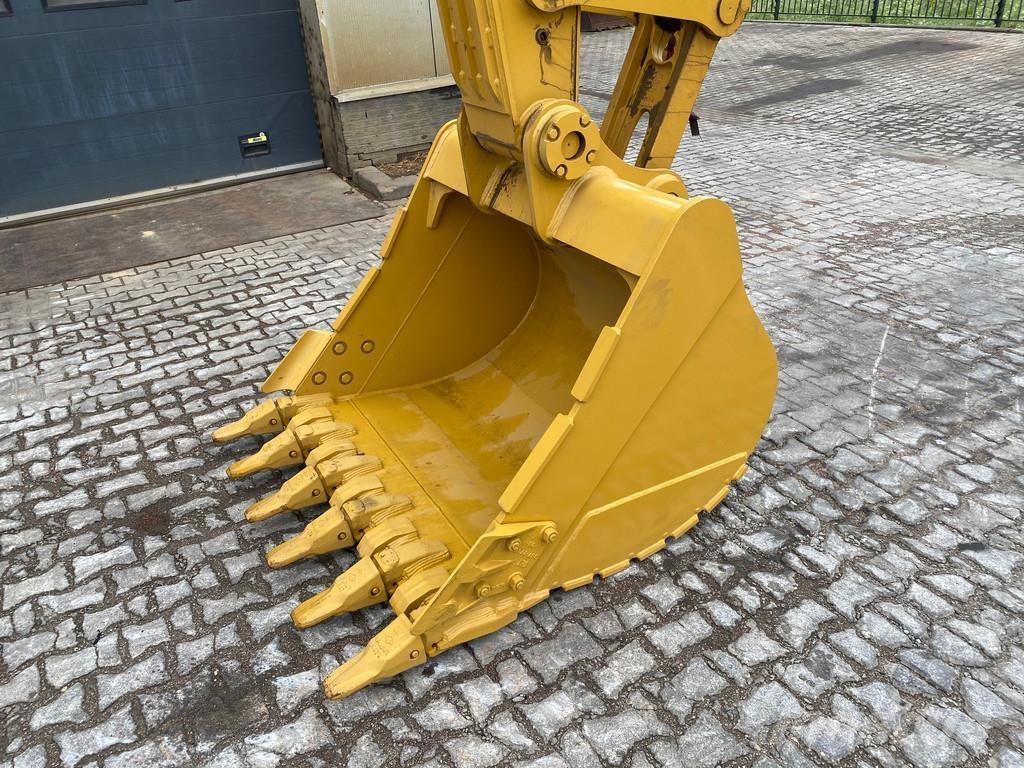 CAT 323D3 Гусеничные экскаваторы