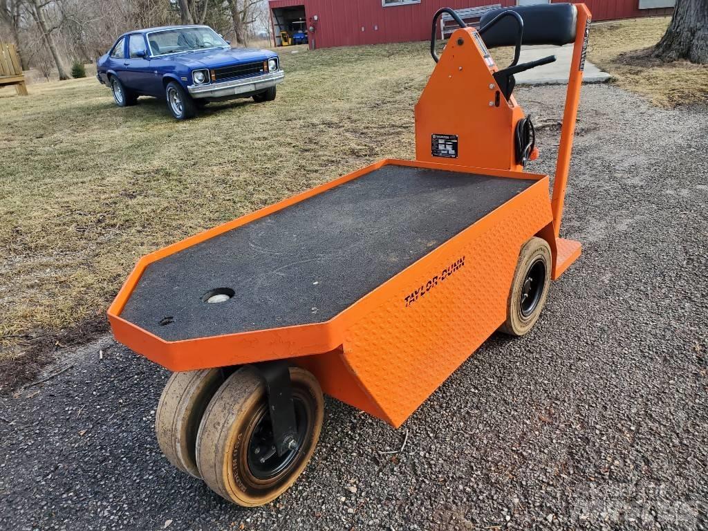 Taylor-Dunn SC100 Складские электротягачи