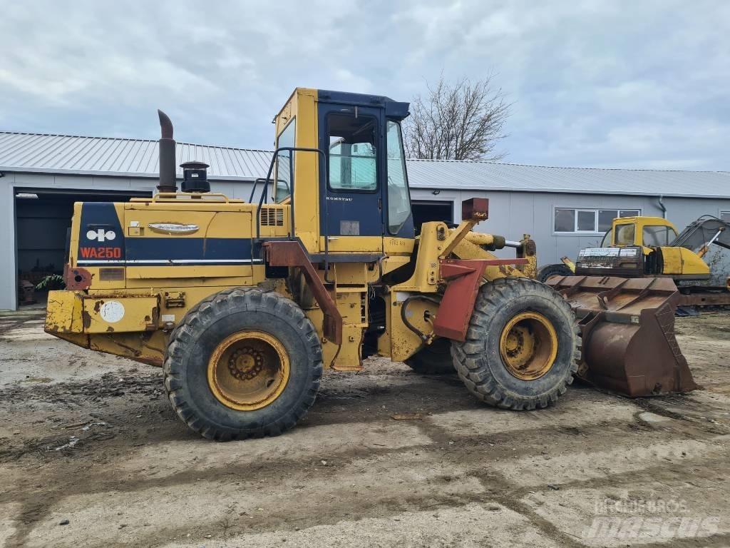 Komatsu WA 250 Фронтальные погрузчики