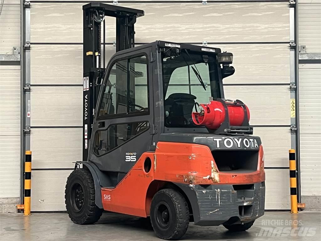 Toyota 8FGJF35 Газовые погрузчики