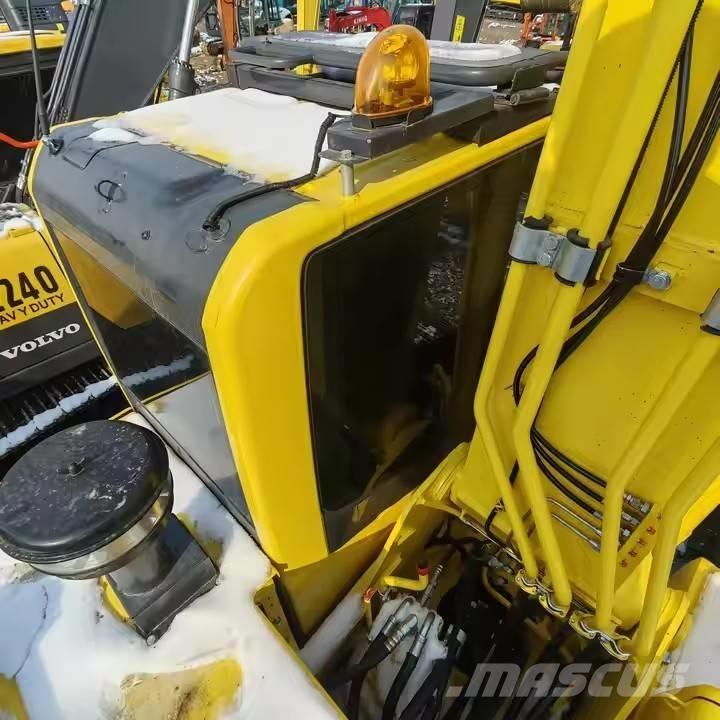 Komatsu PC 210 LC Гусеничные экскаваторы