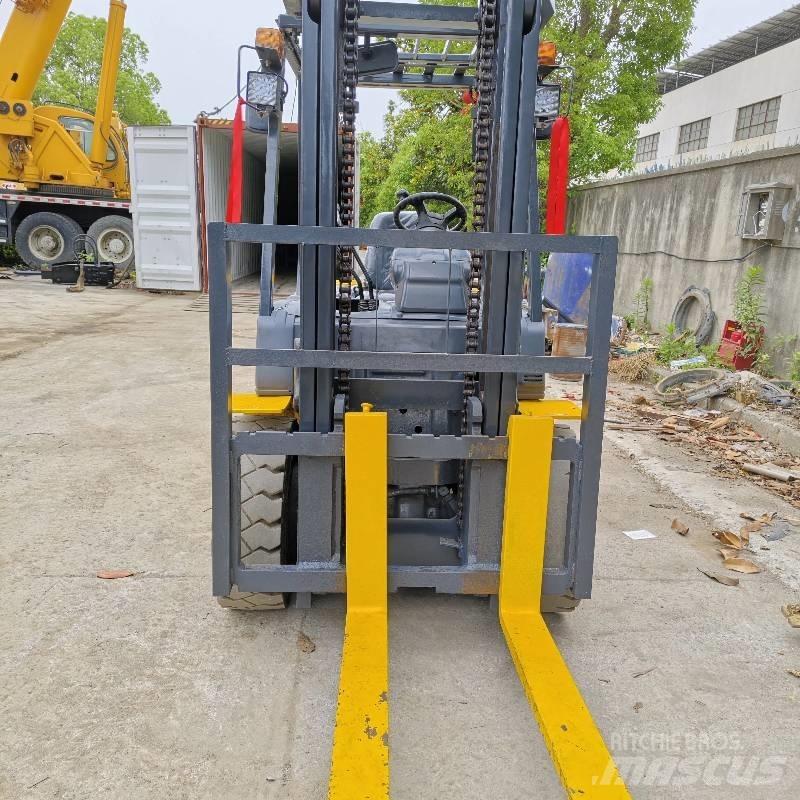 Komatsu 30 Дизельные погрузчики