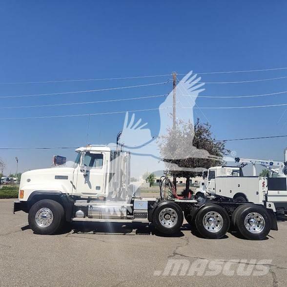 Mack CL733 Седельные тягачи