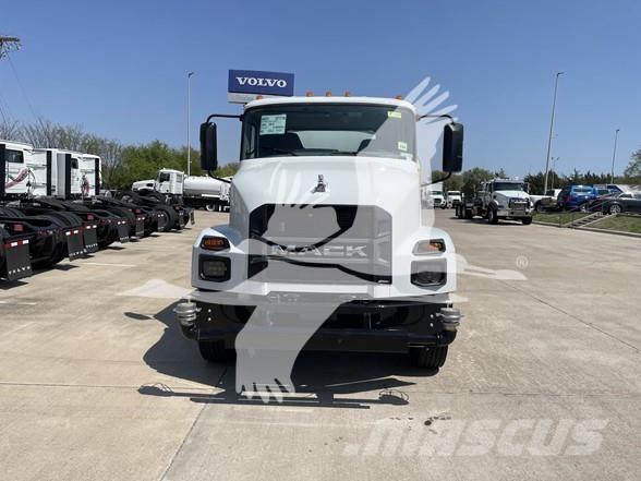 Mack MD7 Грузовики-цистерны