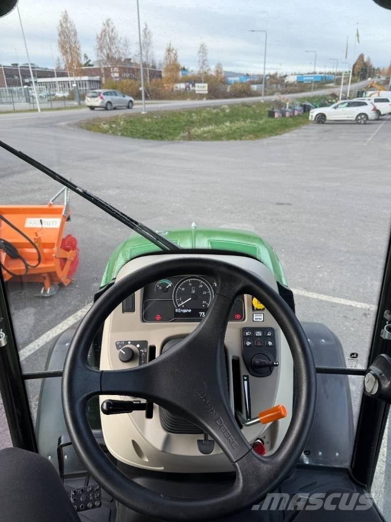 John Deere 3046 R Коммунальные тракторы