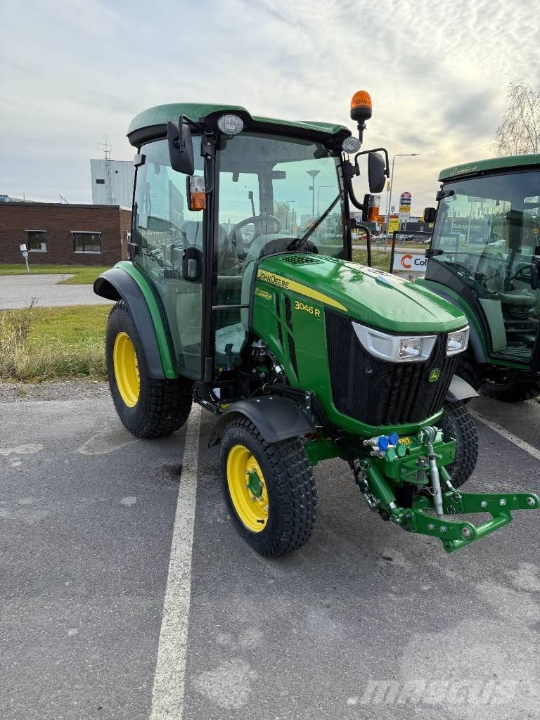 John Deere 3046 R Коммунальные тракторы