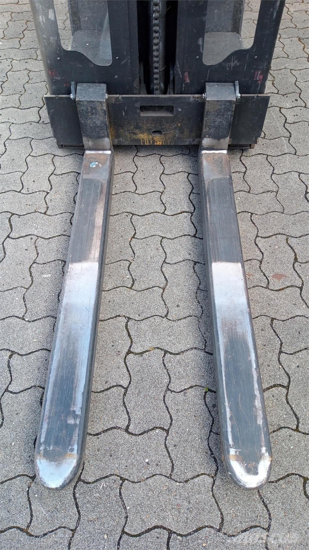 Toyota OSE100 Самоходные электроштабелёры