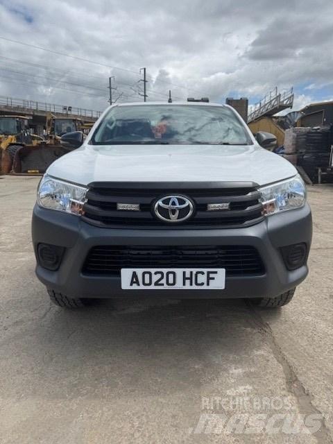 Toyota Hilux Бортовые фургоны