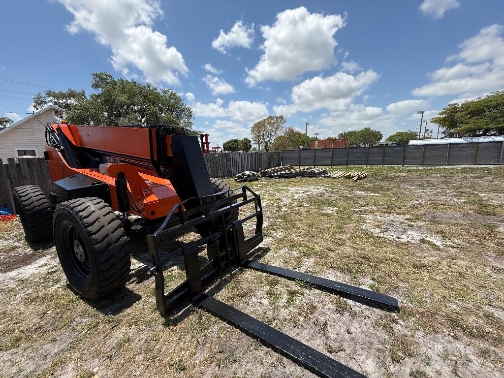 SkyTrak 8042 Телескопические погрузчики