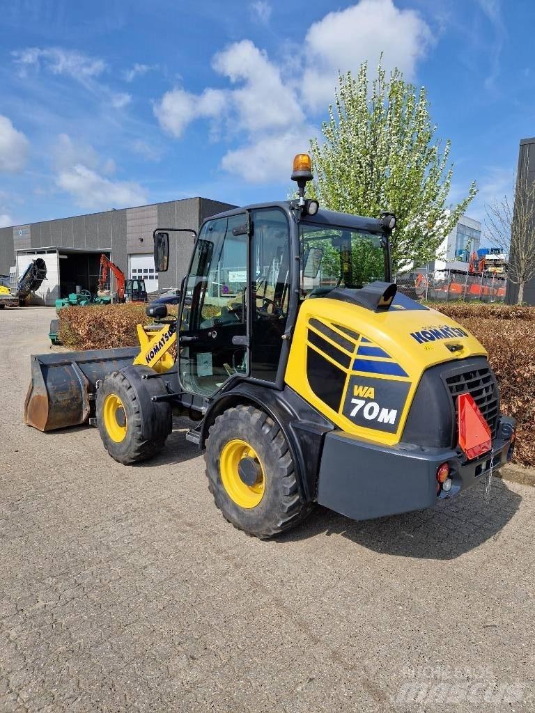 Komatsu WA70M Малые погрузчики