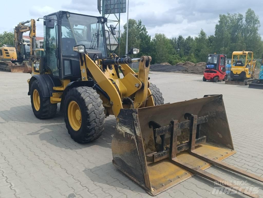 CAT 908M Фронтальные погрузчики