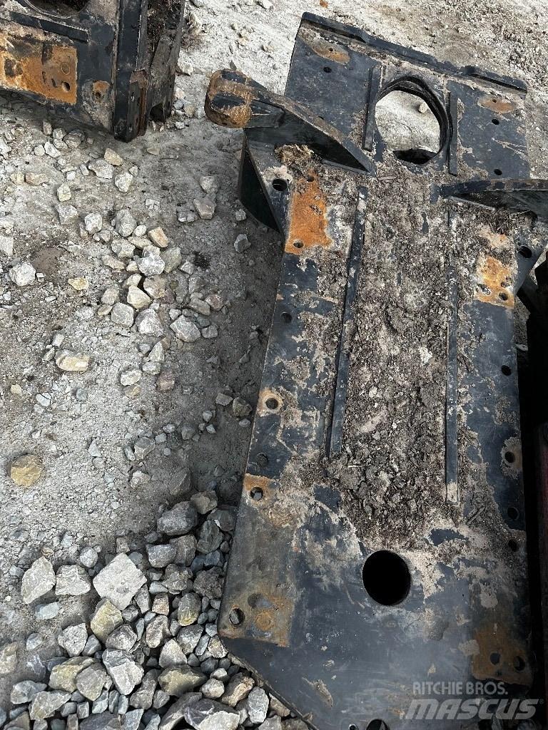 Komatsu 895 Ходовая часть и подвеска