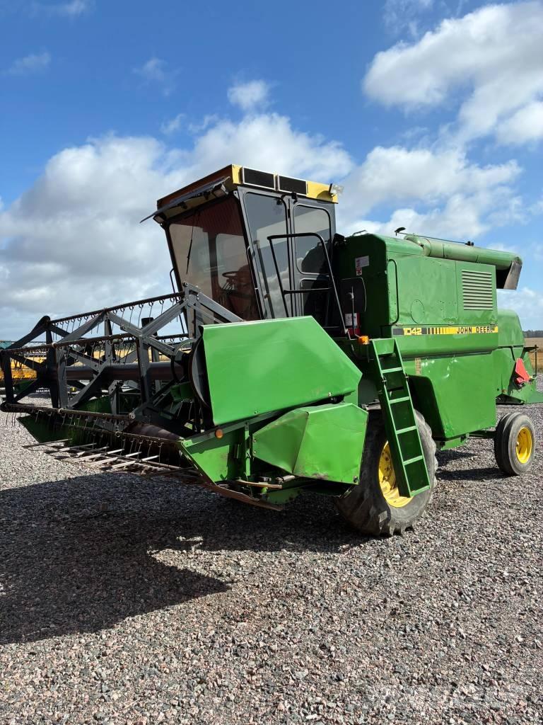 John Deere 1042 Зерноуборочные комбайны