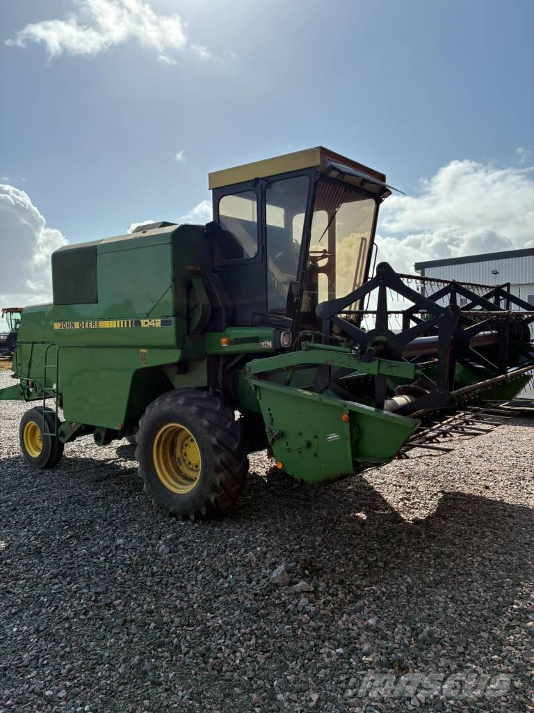 John Deere 1042 Зерноуборочные комбайны