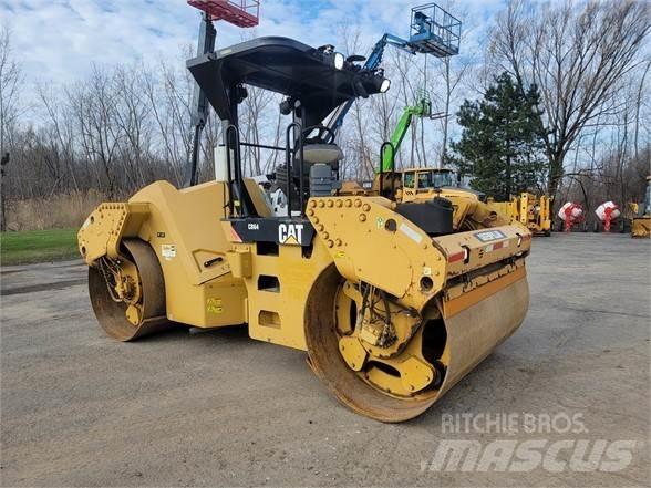 CAT CB64 Грунтовые катки