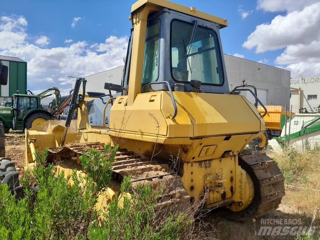 Komatsu D 65 E Гусеничные бульдозеры