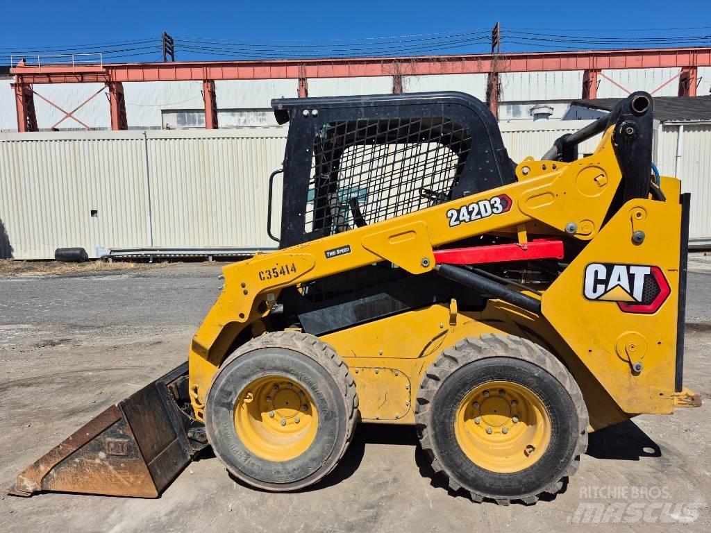 CAT 242 D Мини-погрузчики
