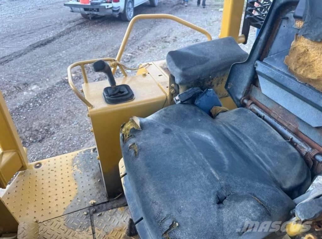 CAT D4C3 Гусеничные бульдозеры