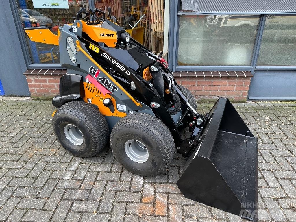 GiANT SK252D Многофункциональные сельскохозяйственные погрузчики