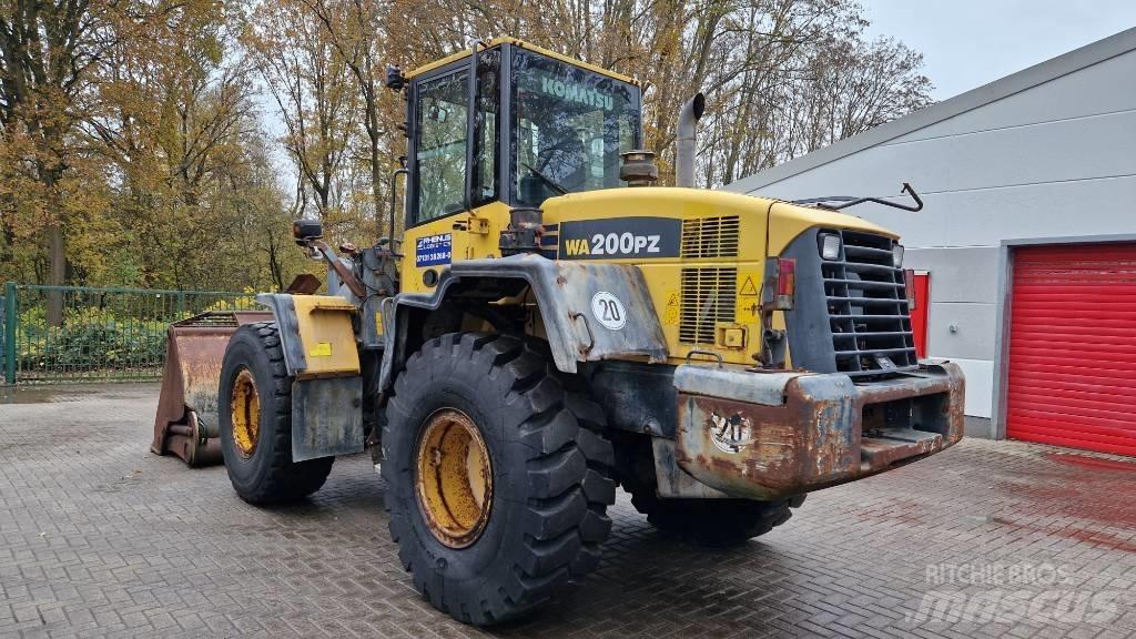 Komatsu WA 200 PZ-6 Фронтальные погрузчики