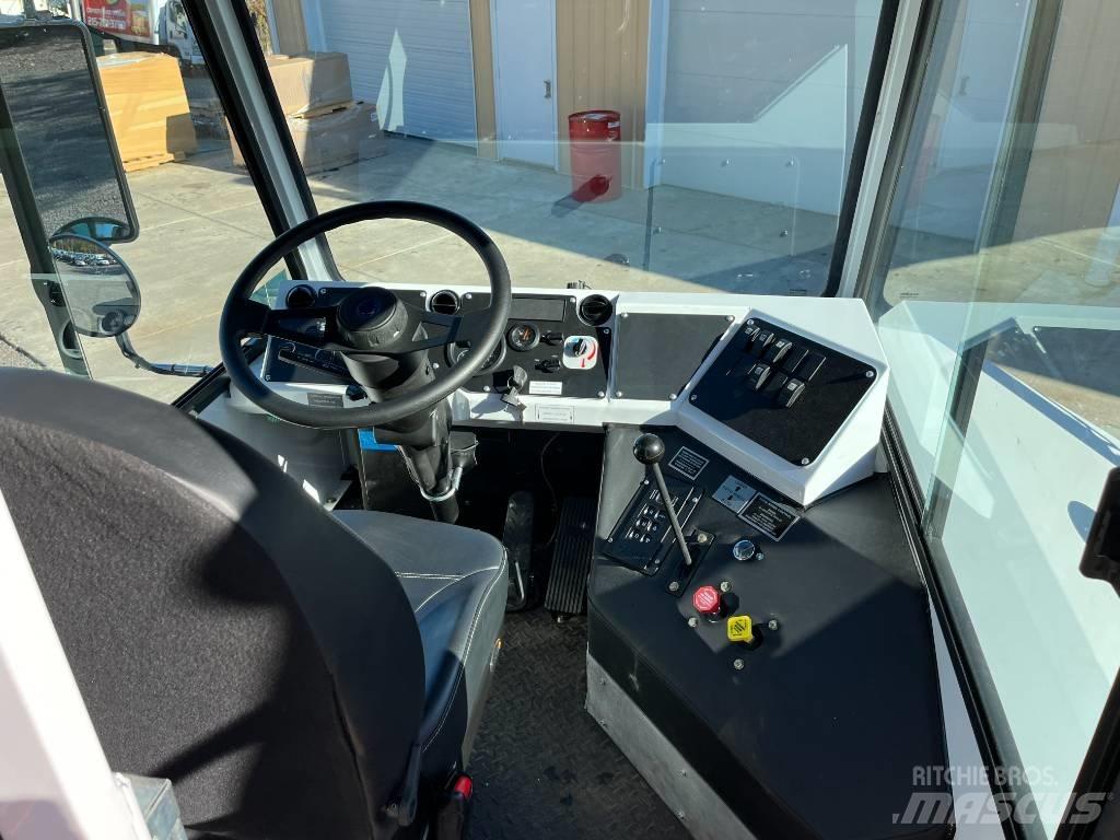 Capacity TJ9000 DOT Терминальные тягачи