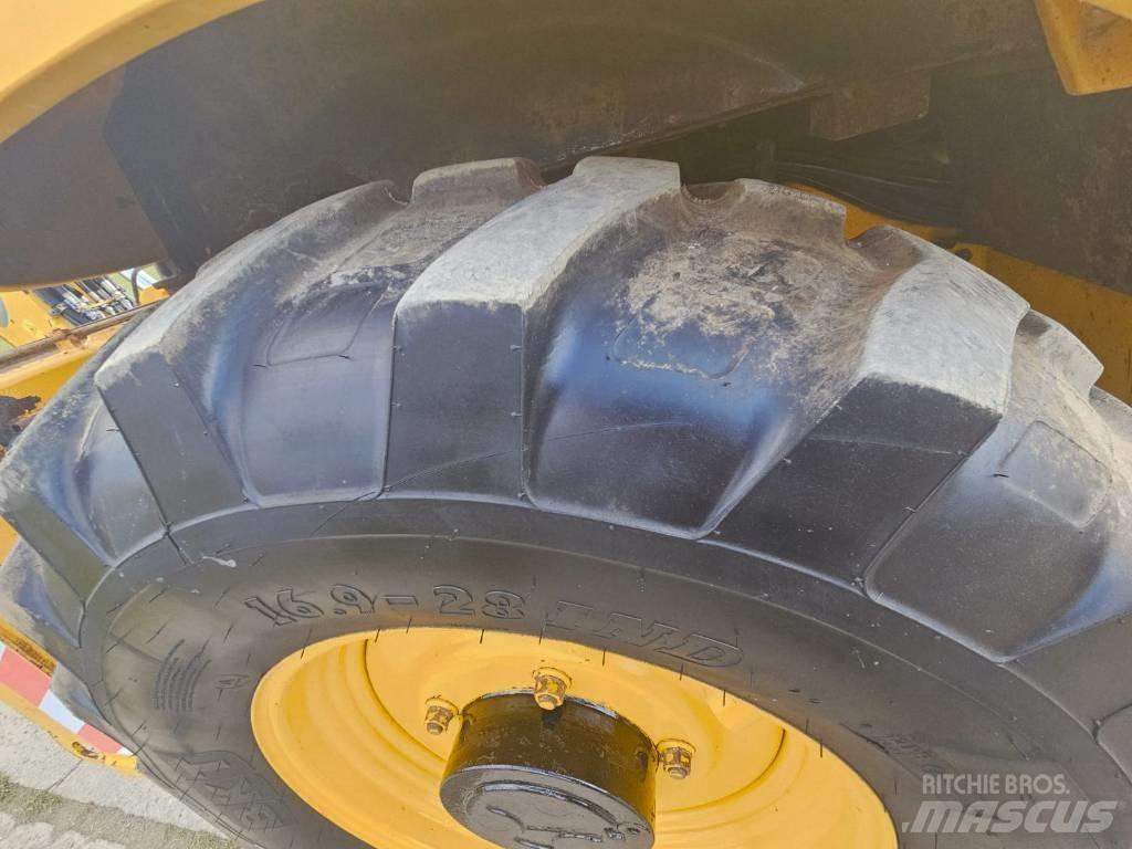 Komatsu WB 93 S-5 Экскаваторы-погрузчики