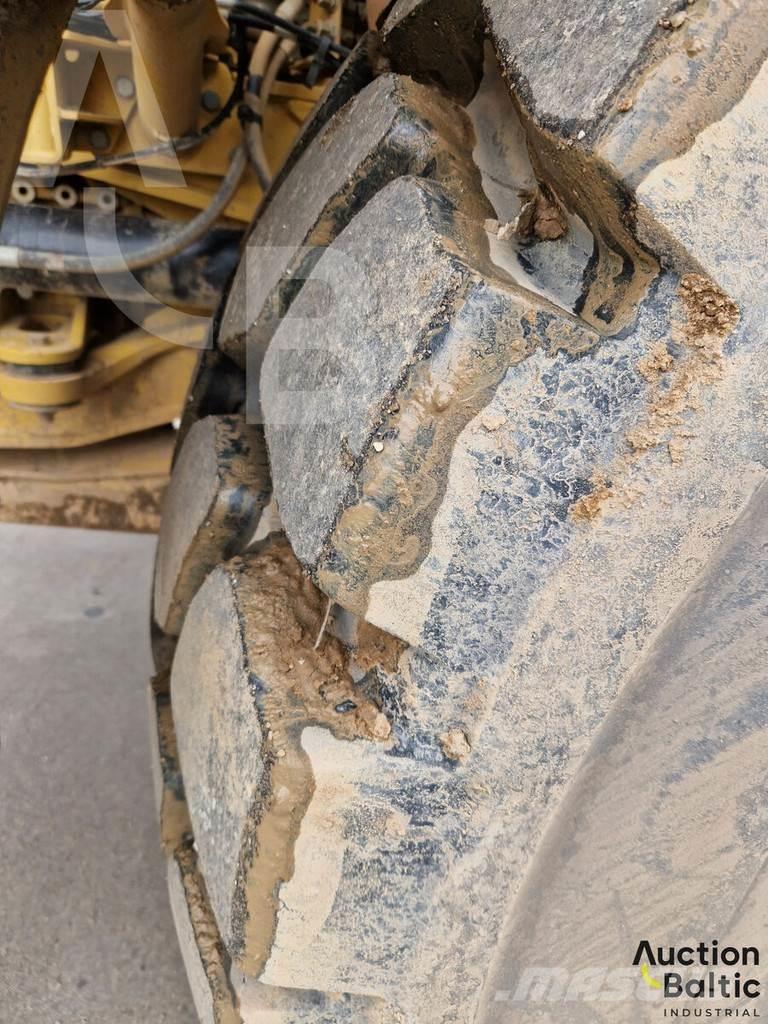 CAT 735C Шарнирно-сочленённые самосвалы
