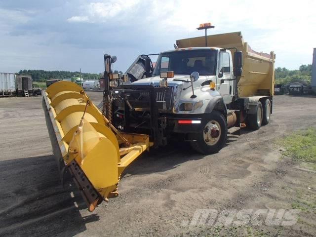 International 7400 Снежные отвалы и плуги