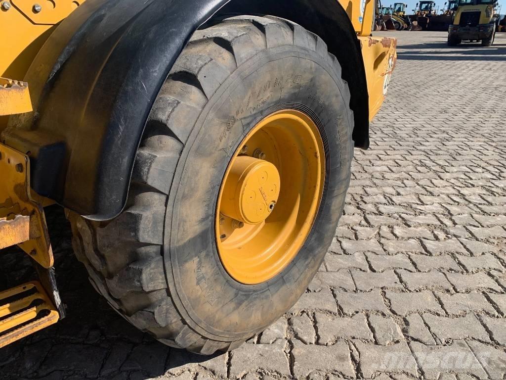 CAT 908M Фронтальные погрузчики