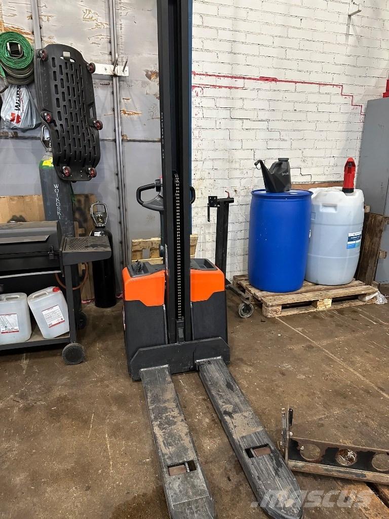 Toyota HWE 100 Ручные штабелёры с электроподъёмом