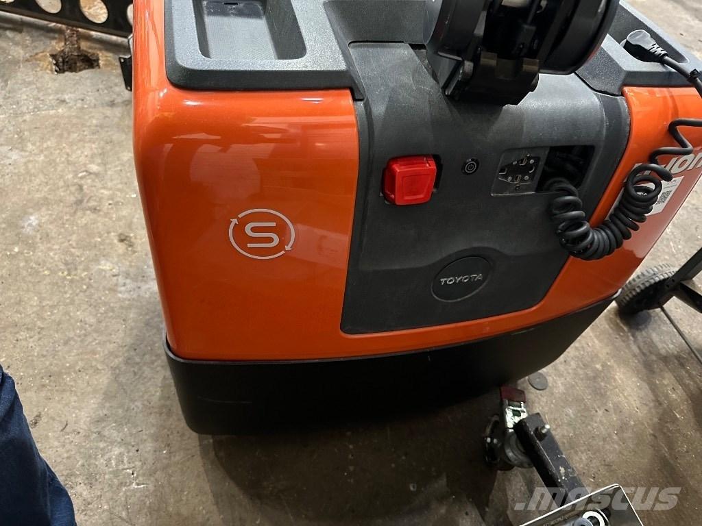 Toyota HWE 100 Ручные штабелёры с электроподъёмом