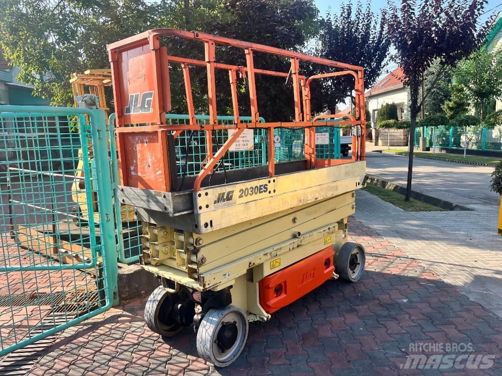 JLG 2030ES     V-3450 Вертикальные мачтовые подъемники