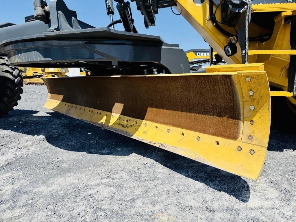 DEERE 672G Грейдеры