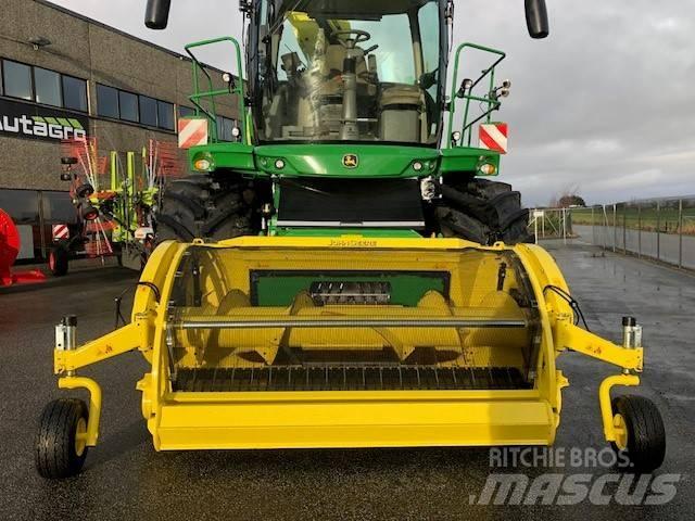 John Deere 8200 i Самоходные кормоуборочные комбайны