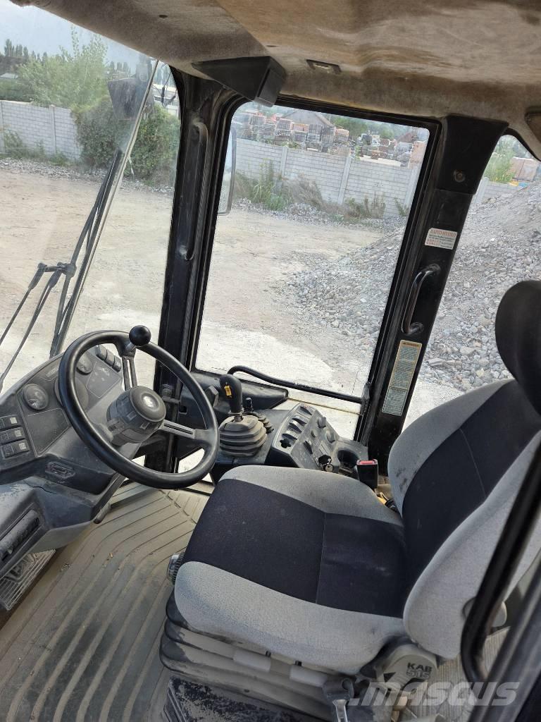 CAT 906 Фронтальные погрузчики