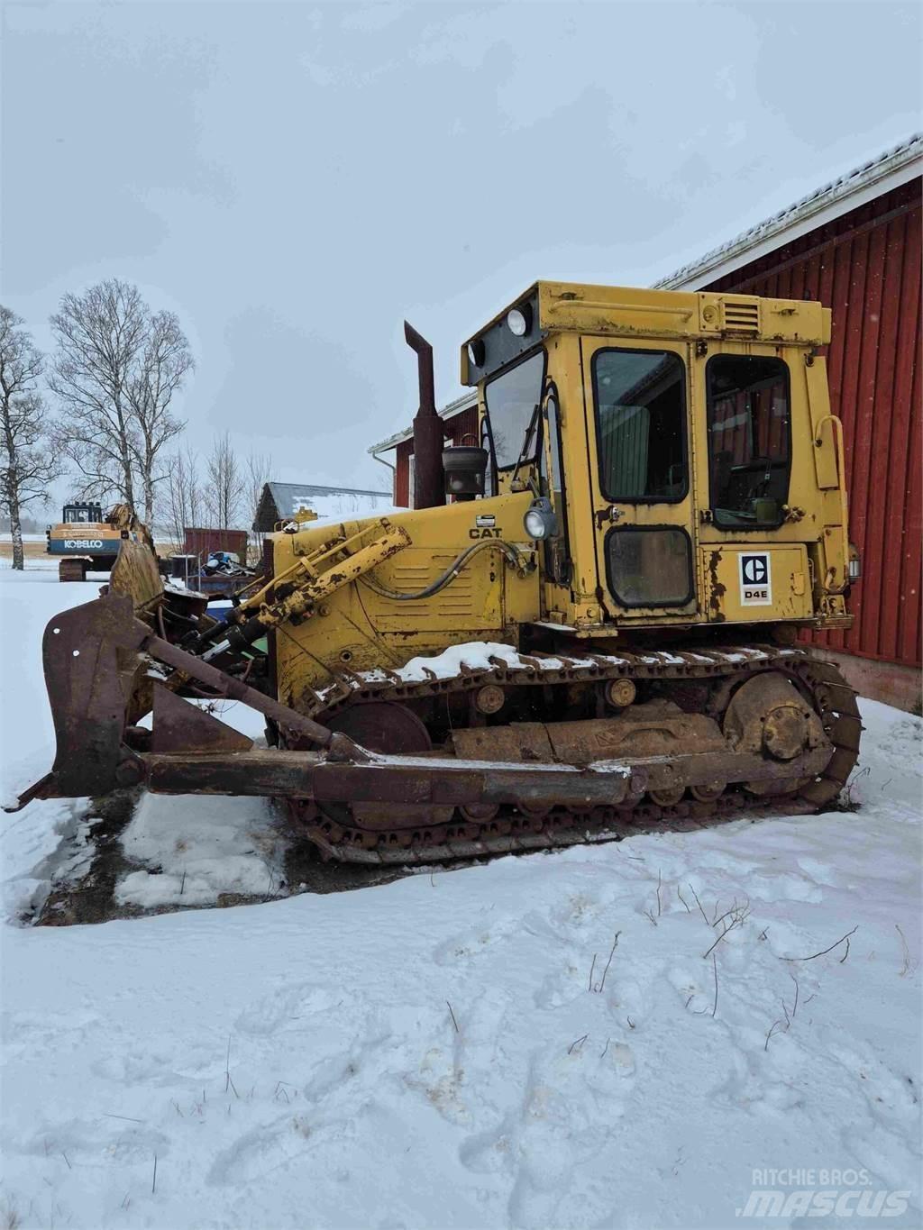 CAT D4E Гусеничные бульдозеры