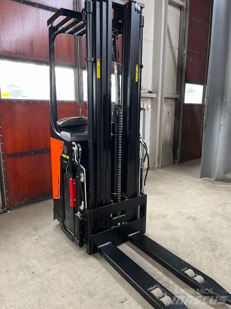 Rocla SST 16 AC Самоходные электроштабелёры