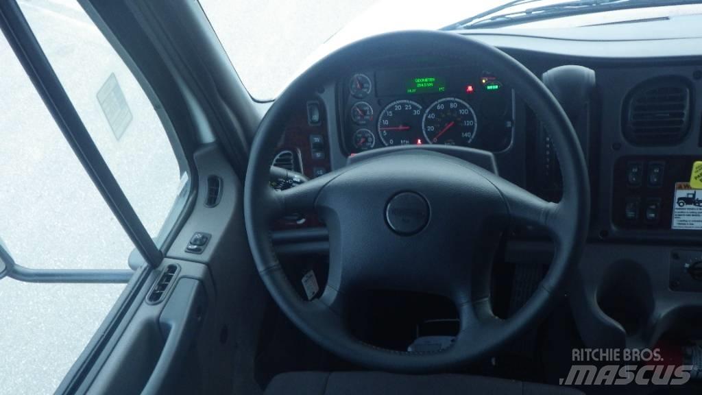 Freightliner M2 106 Шасси с кабиной
