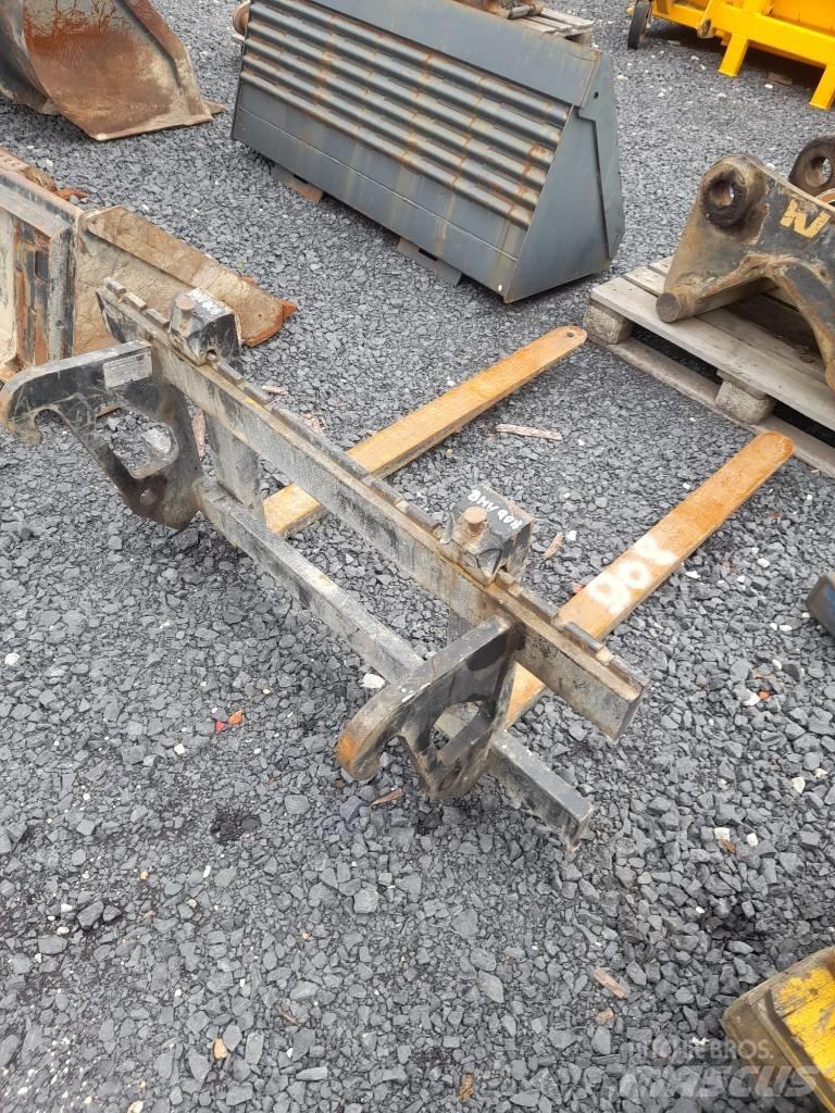 CAT 908M Фронтальные погрузчики