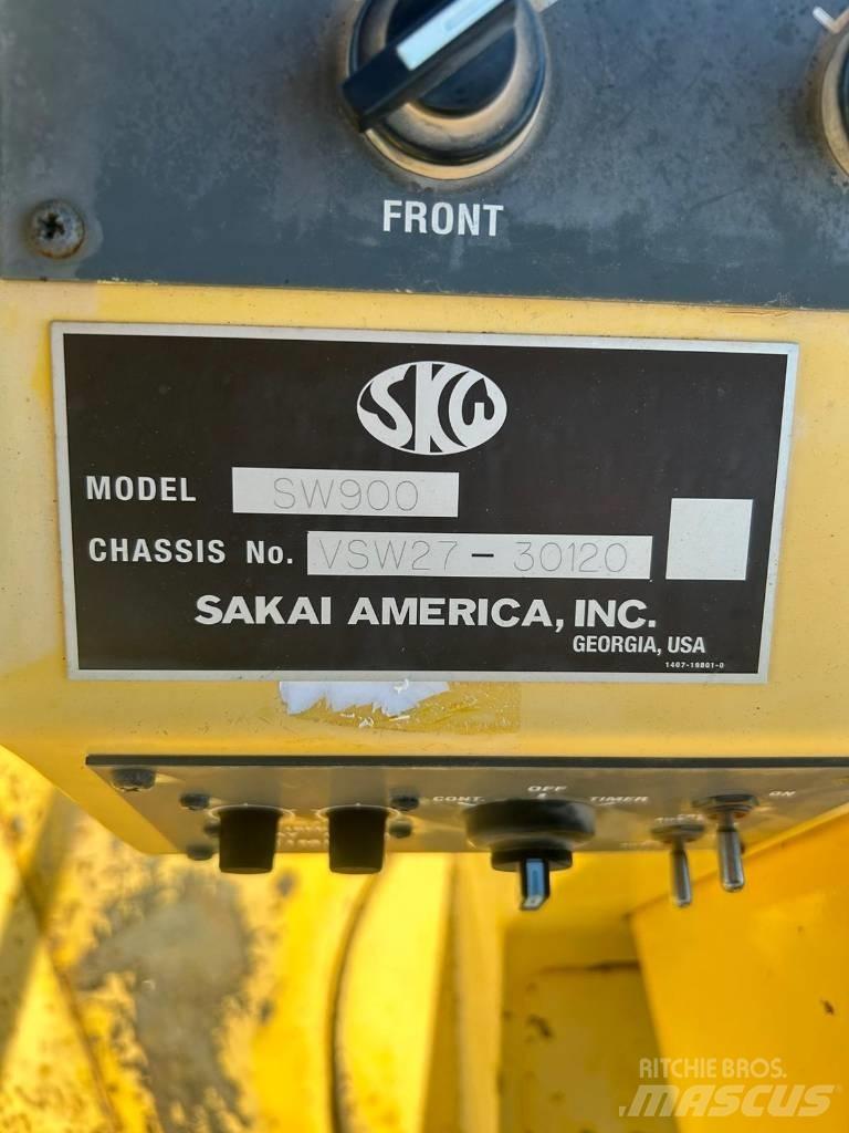 Sakai SW 900 Пневматические катки