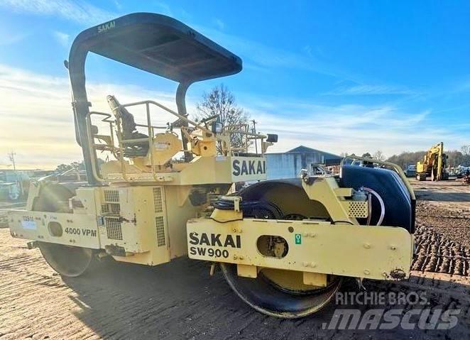 Sakai SW 900 Пневматические катки