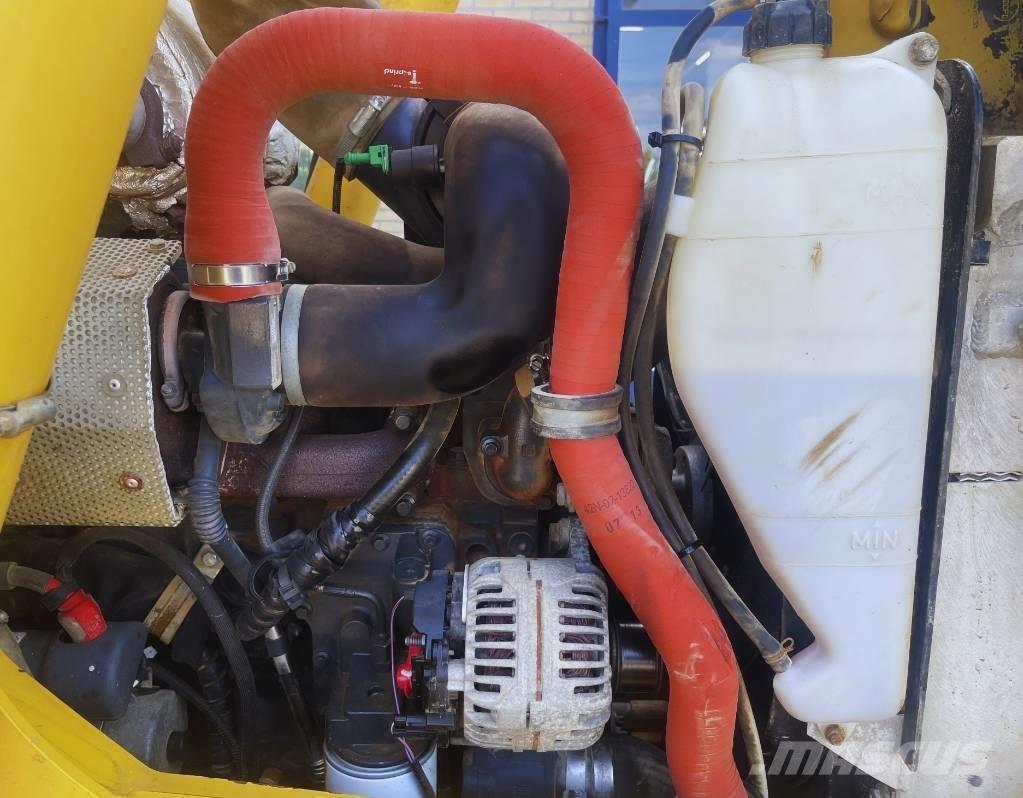 Komatsu WB 93 R-5 Экскаваторы-погрузчики