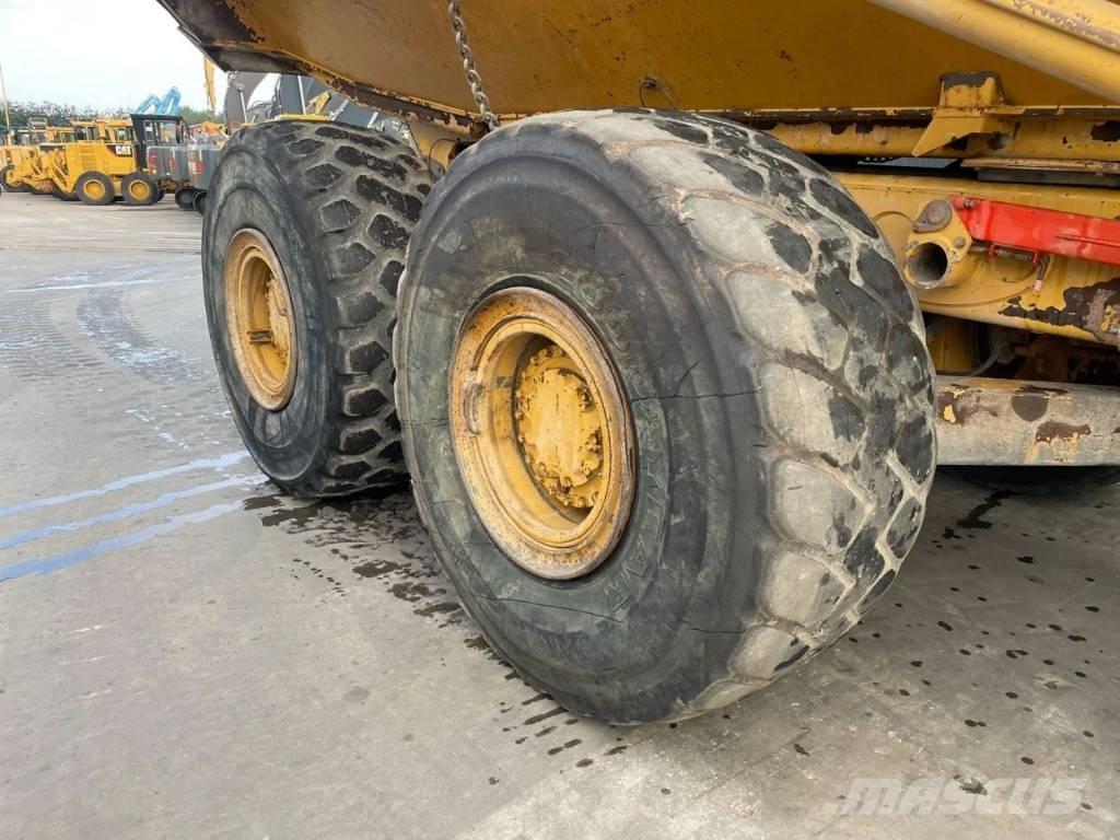 CAT 735 Шарнирно-сочленённые самосвалы