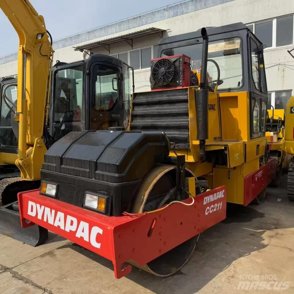 Dynapac CC 211 Катки тротуарные