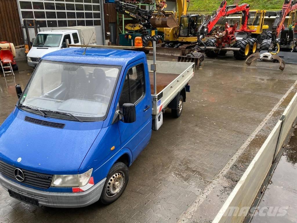 Mercedes-Benz 208 D Грузовики-платформы/боковая разгрузка