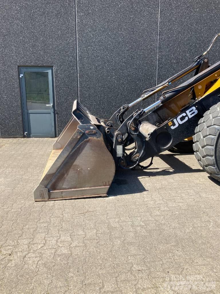JCB 437 HT HL Фронтальные погрузчики