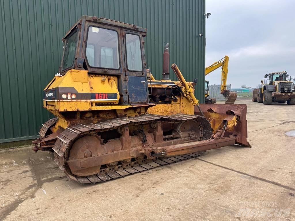 Komatsu D63E-1 Гусеничные бульдозеры