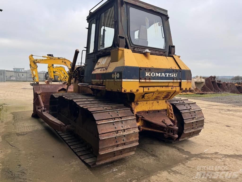Komatsu D63E-1 Гусеничные бульдозеры