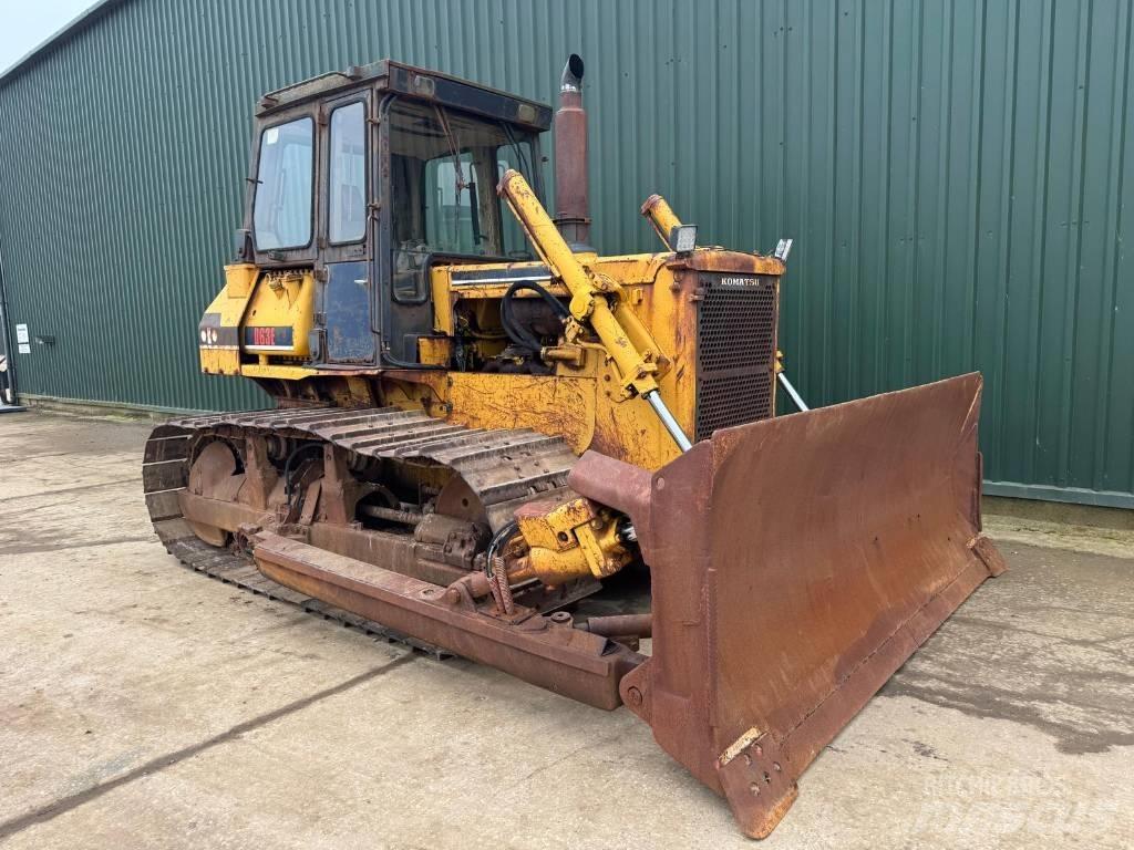 Komatsu D63E-1 Гусеничные бульдозеры