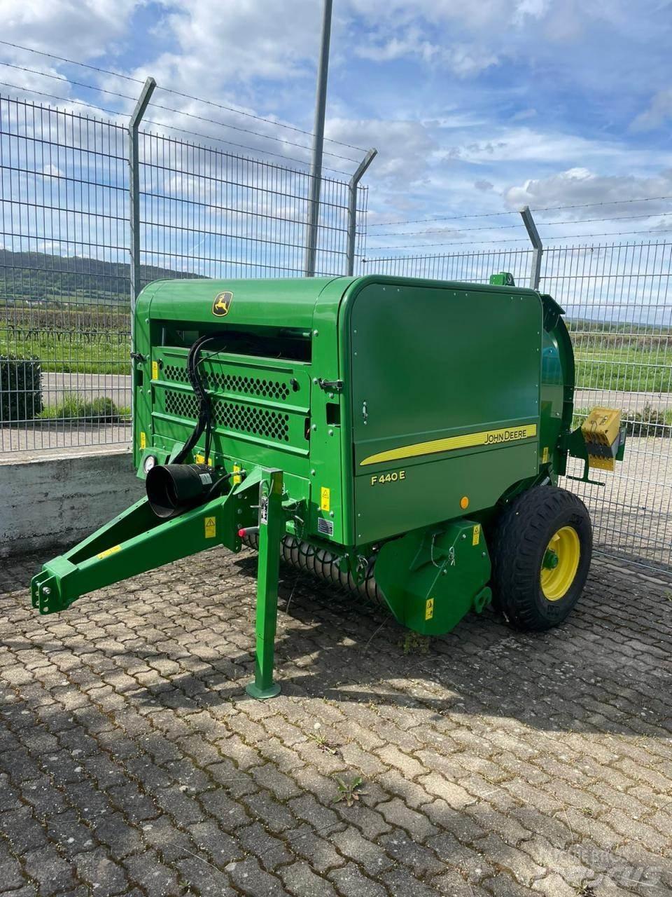 John Deere F440E Рулонные пресс-подборщики